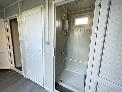 Cabina sanitaria, 6 unidades (ducha + lavabo) | Cabina de ducha 240 x 600, nueva 2
